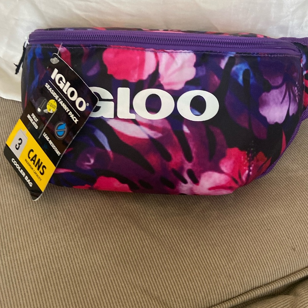 BNWT Insulated 6-pack belt bag.